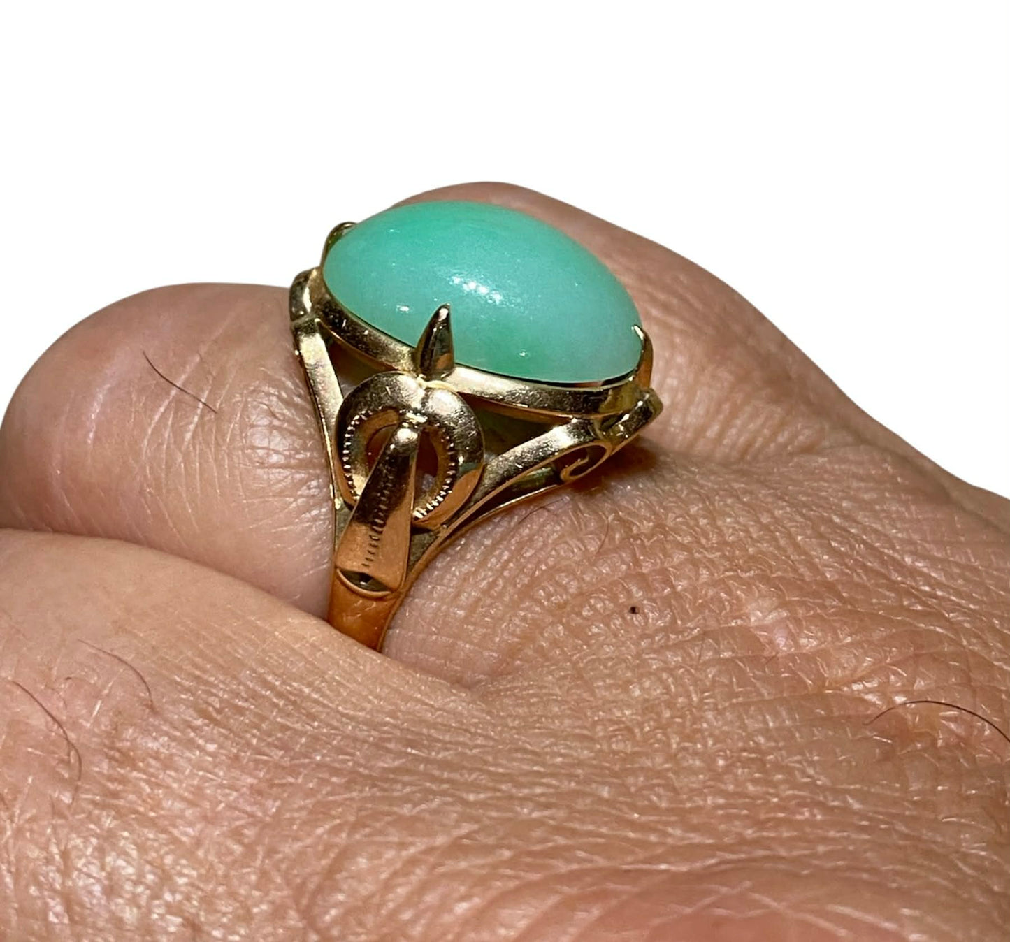 Vintage 18K Gold Natural Jadeite Jade Cabochon Ring Translucent Green Jade