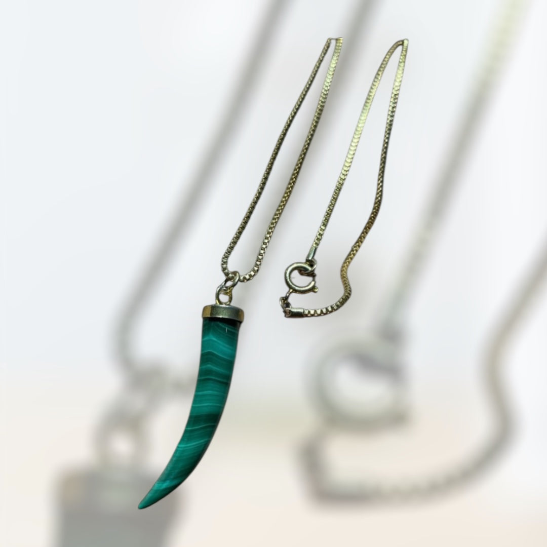 Vintage Gold Plated Malachite Horn Pendant Necklace – Italian Cornicello Lucky Charm | 45cm Chain | 8.58g