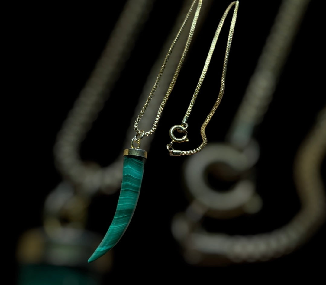 Vintage Gold Plated Malachite Horn Pendant Necklace – Italian Cornicello Lucky Charm | 45cm Chain | 8.58g