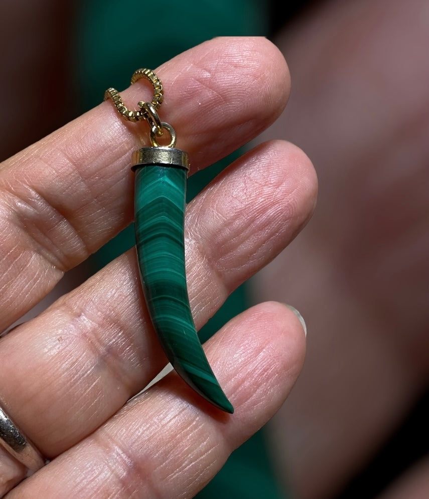 Vintage Gold Plated Malachite Horn Pendant Necklace – Italian Cornicello Lucky Charm | 45cm Chain | 8.58g
