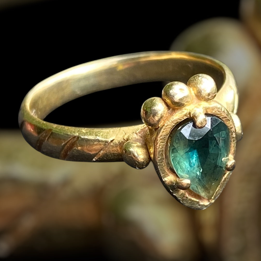 Leonids Ring – 18ct Gold & Australian Parti Sapphire