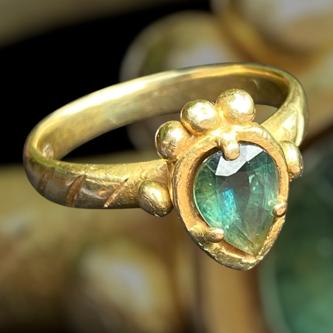 Leonids Ring – 18ct Gold & Australian Parti Sapphire