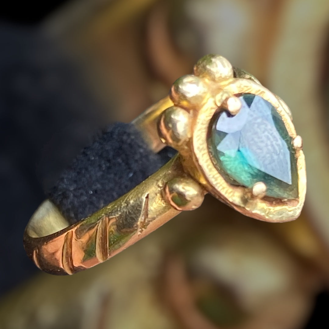Leonids Ring – 18ct Gold & Australian Parti Sapphire