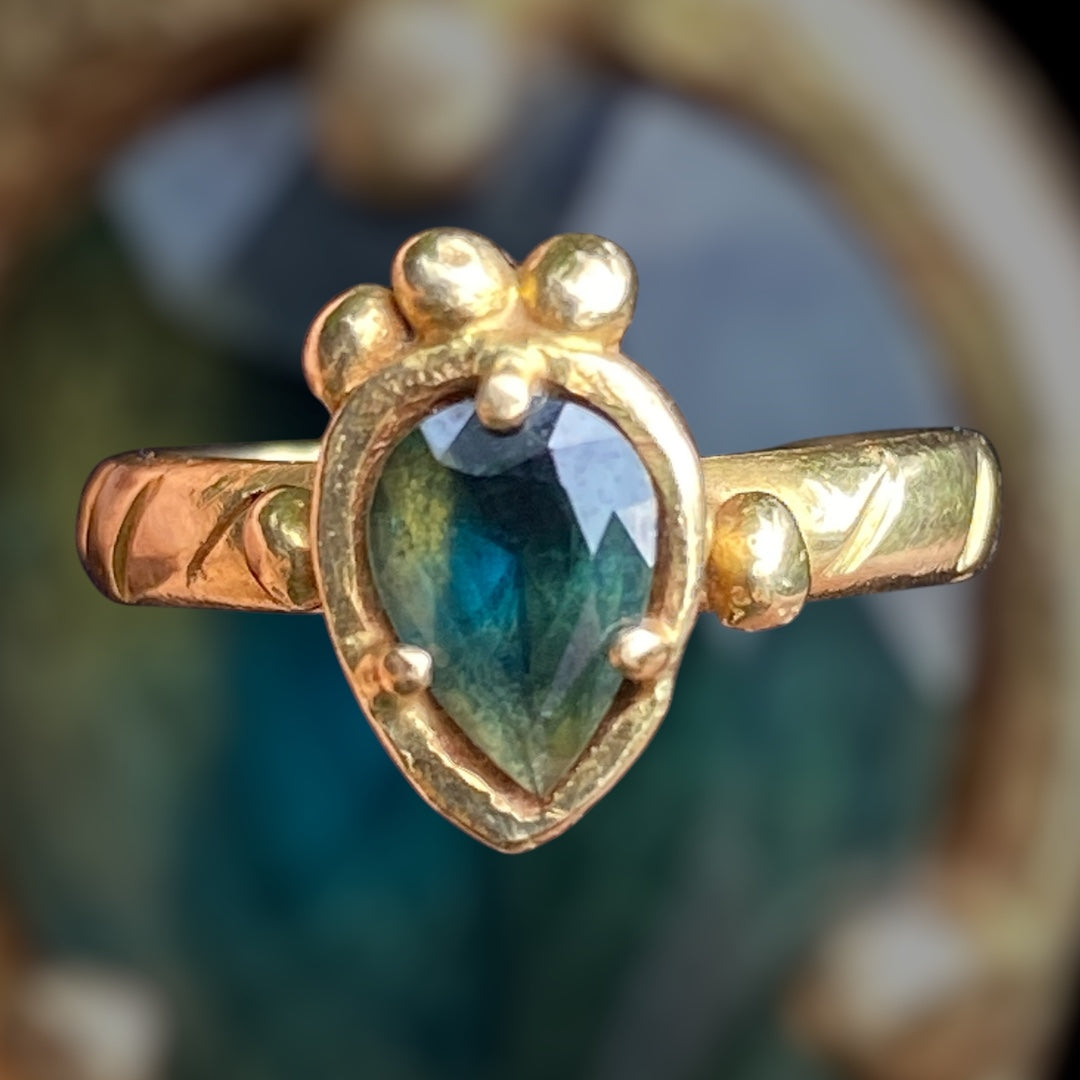 Leonids Ring – 18ct Gold & Australian Parti Sapphire