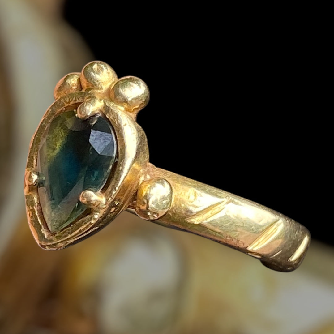 Leonids Ring – 18ct Gold & Australian Parti Sapphire