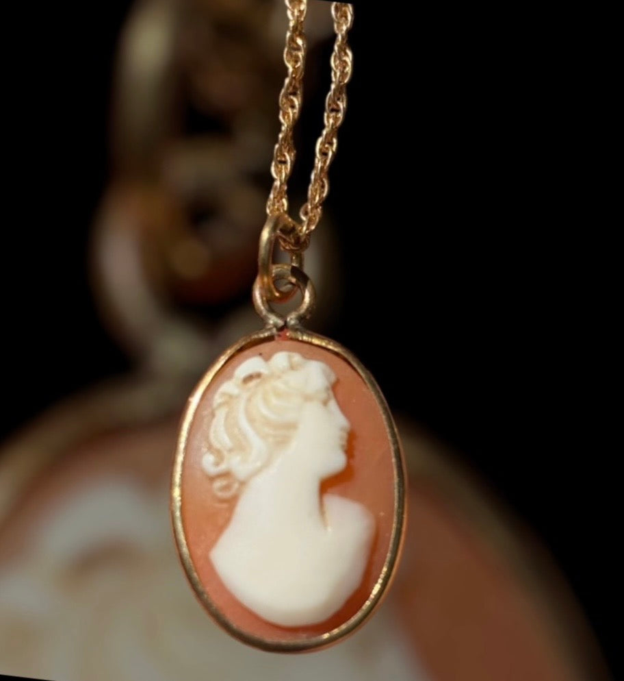 Vintage Gold Tone Genuine Shell Cameo Necklace
