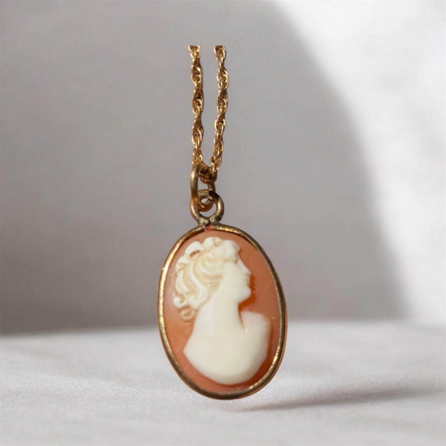 Vintage Gold Tone Genuine Shell Cameo Necklace